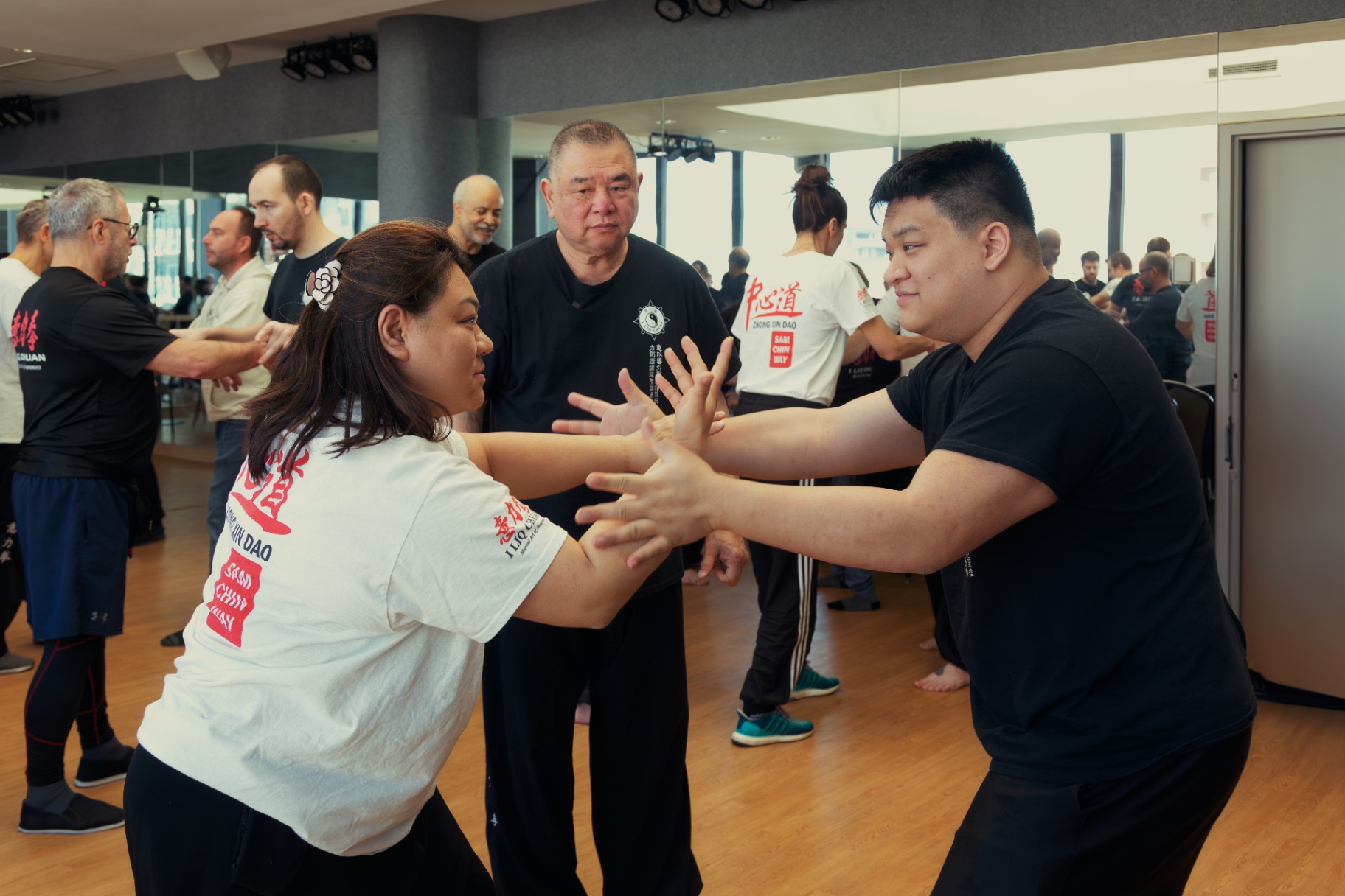 Sam Chin unterrichtet Zhong Xin Dao I Liq Chuan – Partnerdrill mit Hsin und Yen Lee Chin