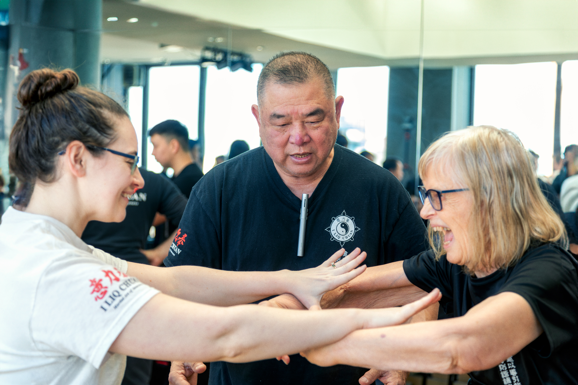 Sam Chin führt eine Partnerübung im I Liq Chuan an