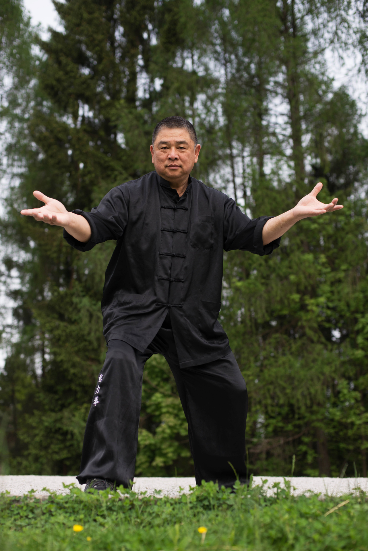 Grandmaster Sam F.S. Chin in zentrierter Haltung